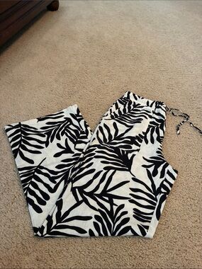 Women's Black & White Leaf Print Pull-On Pants (size medium)
